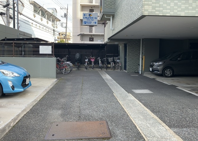 駐車場と明記されていても、最小スペースでつくられた駐車場だと大型車は駐車できなかったり、出入りしにくくなったりする可能性があります。お車のサイズと購入したい物件の駐車場のサイズを現地で確認しましょう。