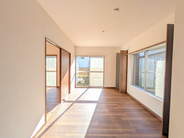 ～明るく開放感のあるLDK　収納もタップリです～