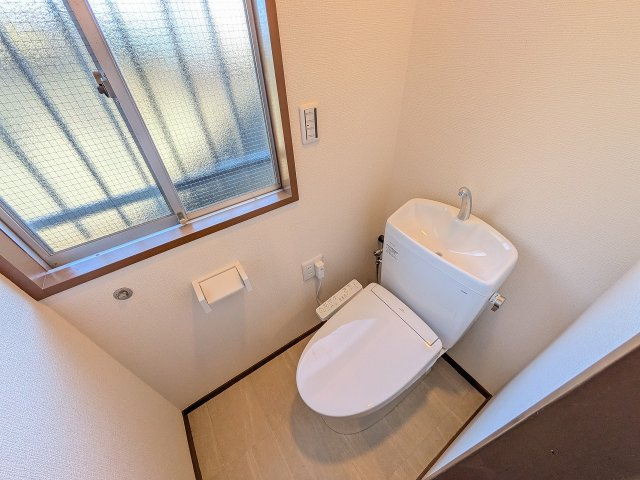 ～新規交換済、暖房温水洗浄機能付きトイレ　冬場は特に嬉しい機能ですね～