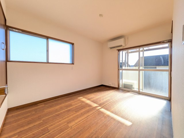 ～2階主寝室　大型家具のレイアウトも楽しめる広さです～