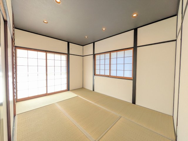 ～2階和室　天井クロスがオシャレな印象のお部屋です～
