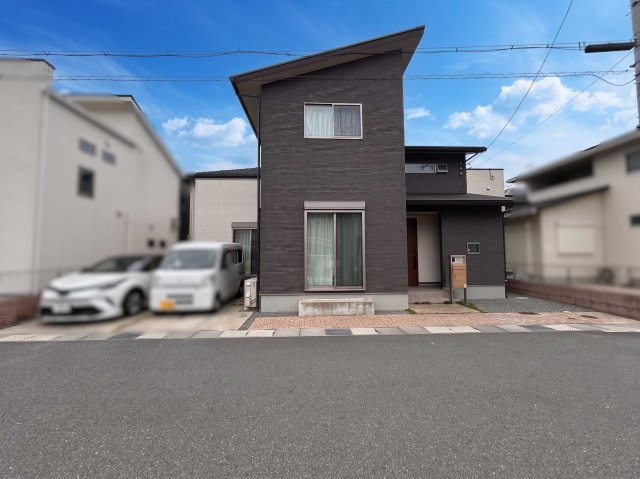 築浅住宅が建ち並ぶ分譲地内の戸建です