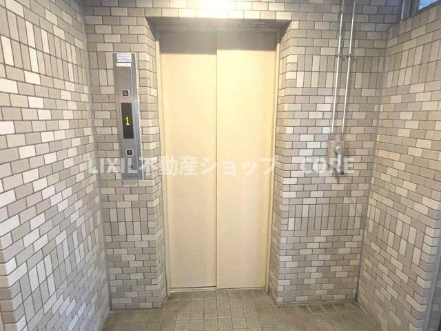 便利なエレベーター完備のマンション！小さなお子様連れの方やお年寄りの方にも安心の設備です。