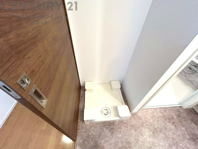 洗濯物の仕分け作業がしやすく、整理整頓が容易になります。洗濯音や湿気を他の部屋に持ち込まず、生活環境を快適に保ちます。上部を活用すれば収納スペースを確保でき洗剤や洗濯用品の整理もしやすくなります。