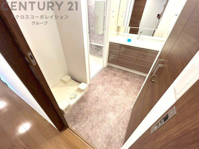 衣服の収納や脱ぎ着や整理整頓がしやすく、湿った衣類を乾燥させるスペースがありカビや臭いの発生を防ぎます。床の汚れを他の部屋に持ち込まず清潔を保つことができます。また快適な入浴環境の整備にも役立ちます。