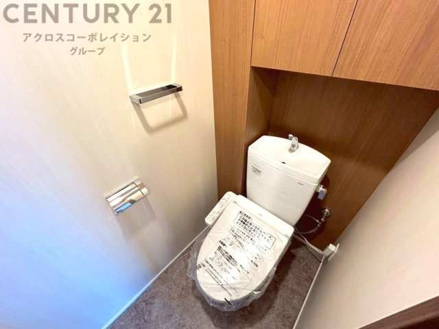 温水洗浄便座付トイレは温水洗浄機能により、暖かい水でおしりを洗浄することができ、冷たい水を使う従来の便座に比べ、温水洗浄機能で暖かいトイレを提供し、快適な使用を可能にします。