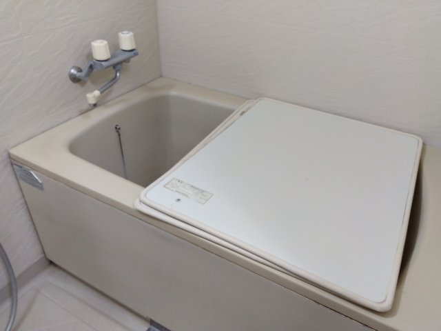 シンプルで使い勝手の良いお風呂です。備え付けの台があるのでシャンプーを置いたり出来て便利です。