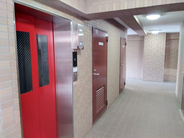 エレベーター付マンションです。たくさんお買い物しても楽々お部屋まで行けますね。