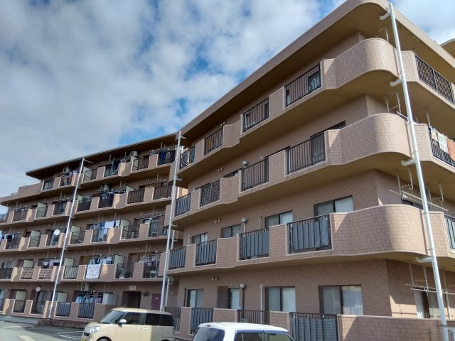 近くにスーパー・ドラッグストア・コンビニがあります。生活利便性の高い土地になっています。