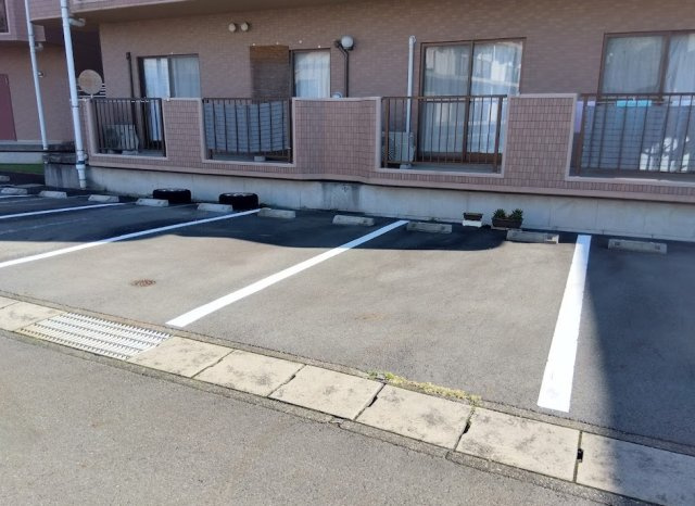 敷地内に駐車場があります。車からお部屋までが近いので、たくさんお買物をしても楽々運び込めます。