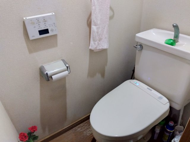 シンプルで使い勝手のよいトイレです。壁紙が白なので空間が広く感じます。