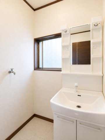 ◆毎日使う場所だから、機能的で使いやすさに配慮したパウダールーム。すっきりと使えるように収納も豊富にご用意しています。※画像は加工しています