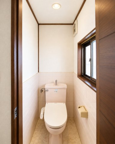 ◆清潔感のある白を基調とした落ち着ける空間。小窓をもうけていますので、こもりやすい空気の入れ替えも簡単に行えますね！※画像は加工しています