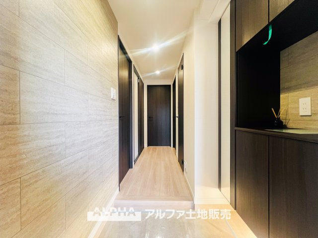 明るく開放感のある廊下が、温かみのあるフローリングと白い壁に包まれた空間です。シンプルで落ち着いた雰囲気が広がり、快適な居住空間が感じられます。
