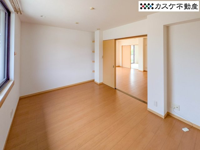 LDK横の洋室。寝室やワーキングスペース、趣味部屋などなど、生活スタイルに合わせて多様に活用できます。