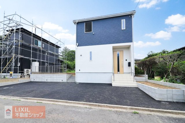 【駐車スペース】2台の駐車スペースになります。実際のお車の車種とあわせましてご確認ください。舗装されているので出し入れがしやすく雨の日も足元が汚れにくくなっています。