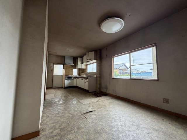 2箇所に窓があり、自然光が入ります。キッチンへ続く動線です