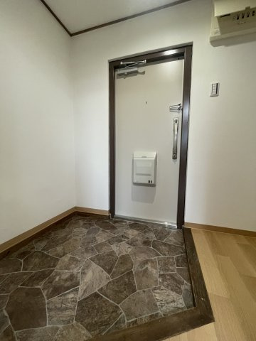 ダブルロック仕様の玄関扉。共用部分にオートロックはなくてもモニタ付きインターホンがありますよ。