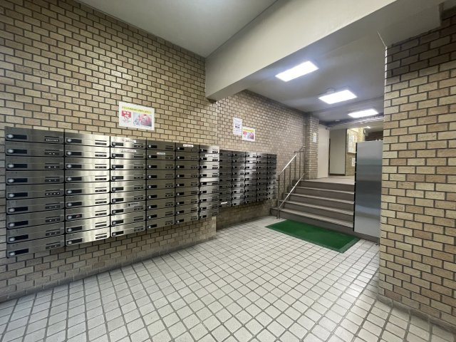 シックな色合いでタイル貼りが可愛いですね。