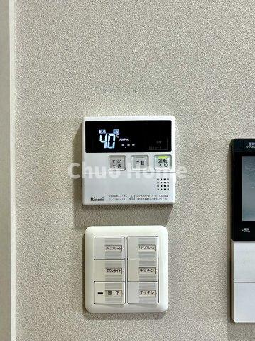 【給湯リモコン】外での一日を忘れさせてくれるオートバス機能でお好みの湯量・温度に調整された浴槽。