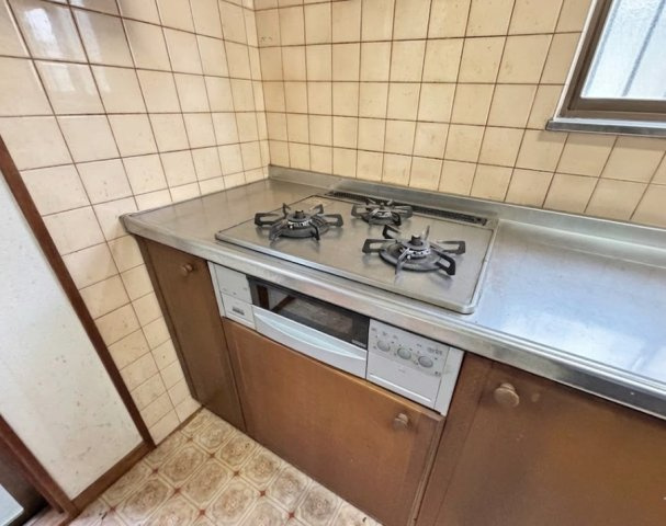 3口コンロを備えたキッチンで、同時調理が可能な使い勝手の良さが魅力。グリル付きで料理の幅も広がります。作業スペースも確保されており、効率よく調理ができる設計。毎日の食事づくりをしっかりサポートします。