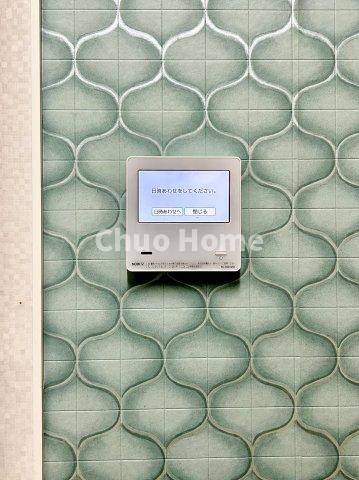 【給湯リモコン】外での一日を忘れさせてくれるオートバス機能でお好みの湯量・温度に調整された浴槽。