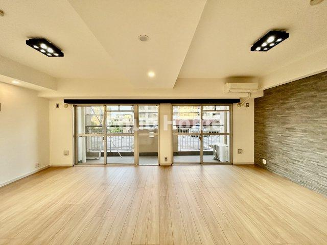 【リビングダイニング】一日の中で多くの時間を過すことになるリビングダイニングだからこそ、いつも穏やかな空間であることが必然。爽やかな通風と採光を存分に感じる事が出来る空間です。