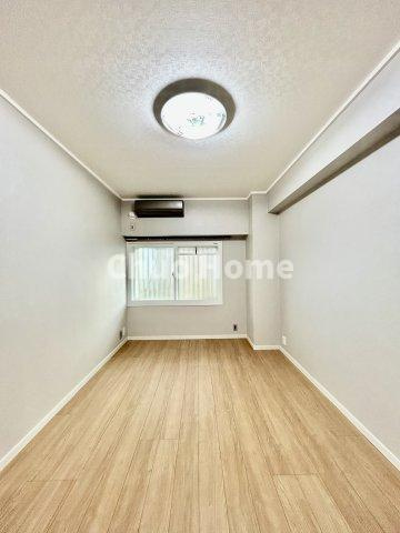 【洋室】快適に過ごす条件は、一人ひとり違います。だからこそ飾り過ぎないシンプルな内装と偏り過ぎないデザインで統一しております。居住していく中でオーナー様だけの【マイホーム】に創り上げて下さい