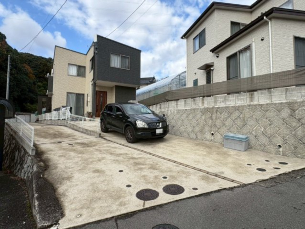ゆとりある広さの駐車スペースで並列2台の駐車が可能です。前面道路からの出し入れもしやすく日常の車利用が多い方にも快適。傾斜が少なく運転が苦手な方でも駐車できます。敷地が広く荷物の積み下ろしスムーズです