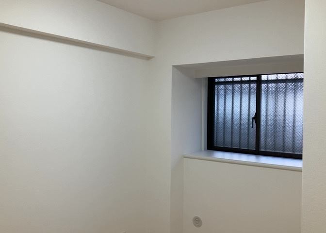 寝室でゆっくりと過ごすためにはベッド周りの適度な空間を担保することや窓の位置、照明の明るさ、寝室の広さなどを考える必要があります。自身や家族の構成とライフスタイルに併せて寝室にする部屋を選びましょう！