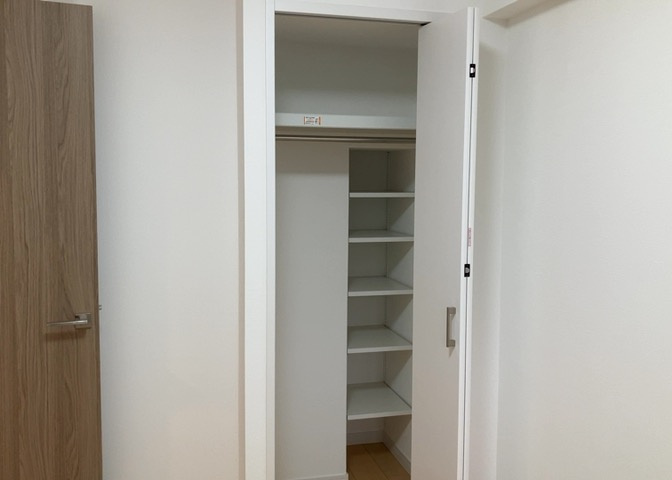 デザイン性を重視しすぎて収納が少なかった！なんてことにならないため、事前に現地で収納の数を確認しておくことをお勧めします。クローゼット以外にも床下収納や屋根裏収納、パントリーなどもチェックしましょう。