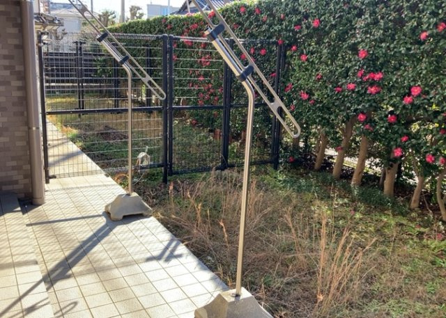 バルコニーは、室外の専用スペースのうち、「屋根がなく開放された空間」であるものを指します。ベランダより広いタイプのものが多く、日当たりもよいため家庭菜園などを楽しみたい人にとって適した環境となります。