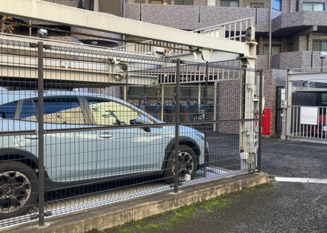 駐車場と明記されていても、最小スペースでつくられた駐車場だと大型車は駐車できなかったり、出入りしにくくなったりする可能性があります。お車のサイズと購入したい物件の駐車場のサイズを現地で確認しましょう。