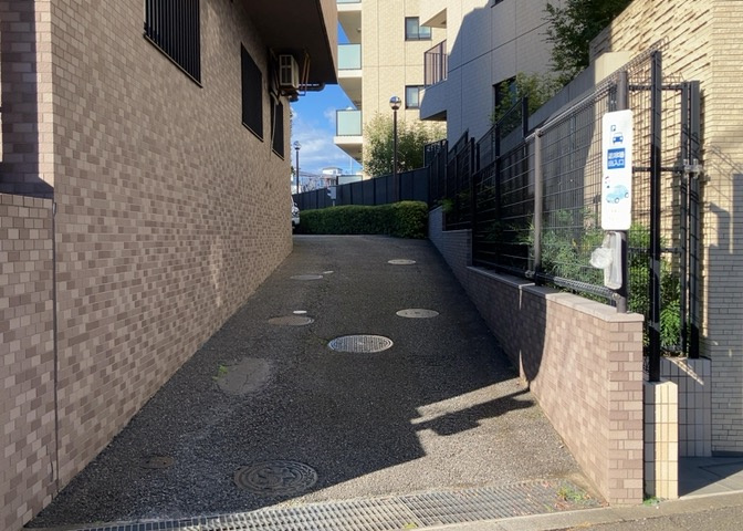 物件によっては、入居者が個人的に使用できる専用庭がついているものもあります。また、住宅の中にある土間の部分を庭と呼ぶこともあります。庭の用途は住む人によって変わり、それによってデザインもさまざまです。