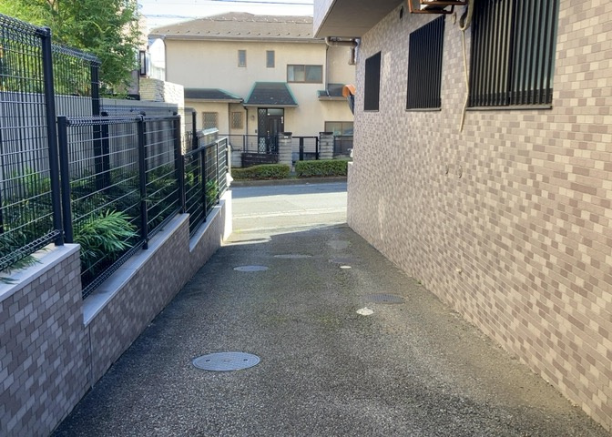 中庭（パティオ）とは、一つの建築物の内部に設けられた、壁などで囲われている庭のことを指します。コの字型、ロの字型が主流ですが、L字型の中庭もあります。最近では、インテリア性の高さからも人気があります。