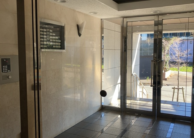 ラウンジは、マンションの共用スペースに椅子やテーブルなどを配置した利用者が寛げる空間です。屋内型ラウンジと屋外型ラウンジがあります。共用部分の管理状況と合わせて、詳細については現地でご確認ください。
