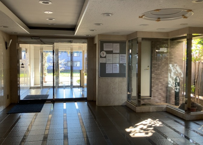 ロビーというと、エントランスと何がちがうの？と思いますよね。実はロビーとエントランスには明確な決まりはありません。物件によっては、エントランスを入って広がるある程度の広さのある空間がロビーとなります。
