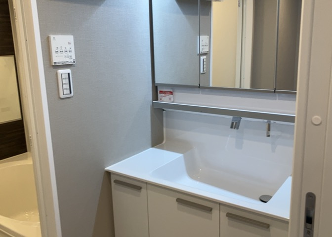 洗面化粧台では顔を洗ったり、身だしなみを整えることが本来の使い方ですが、用途によっては洗面化粧台に求められる機能が違ってくるため、ご自身や家族のライフスタイルに合ったものを選ぶことをおすすめ致します。