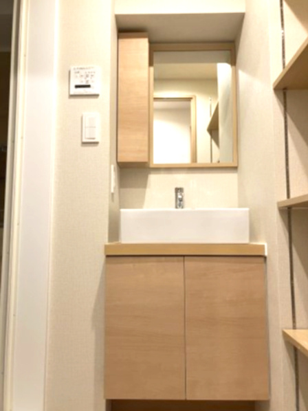 独立洗面台あり、毎朝おしゃれに忙しい女性の方におすすめです
