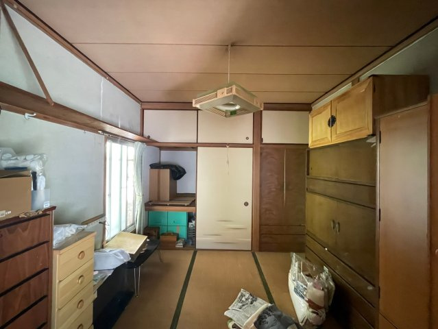 押入れは、日本の伝統的な収納スペースで、布団や季節用品などを効率的に収納できます。限られたスペースでも多機能で、部屋をすっきり保つのに最適。換気が良く、湿気対策もしやすいので、大切な物を守ります。