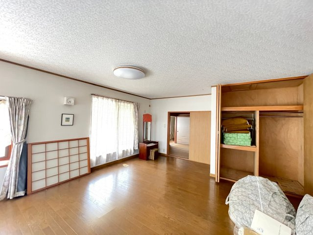 こちらの物件は収納が複数あり、物の種類や使用頻度に応じて整理ができ、空間を効率的に活用できます。衣類や日用品、季節物などを分けて収納することで、取り出しやすさが向上し、快適な生活空間が保たれます。