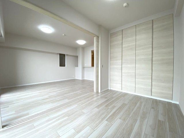 洋室5.0帖。使い勝手の良い明るい洋室です。子供部屋としてはもちろん、趣味のお部屋やテレワークルームなど多目的にご活用いただけます。収納スペースも確保されており、室内を広くスマートに使えます。