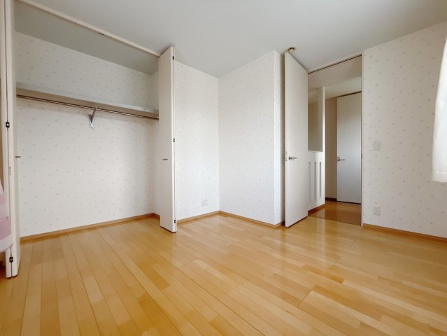 ■2階洋室｜お子様の一人部屋にピッタリな洋室。木のぬくもりを感じるフローリングは、天然木の味わいが時とともに深みを増していきます。また、傷にも強く、フリーワックスでお手入れもラクラクです♪