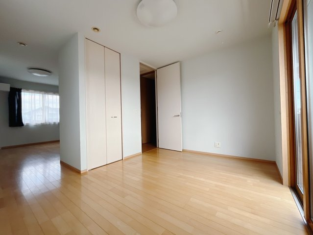 ■2階洋室｜ナチュラルカラーの床です。模様替えなどとても楽しく工夫できます♪陽当たり、風通しもとても良いので毎日快適な生活スタートです！子供部屋にも良いですね♪