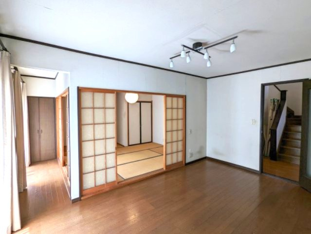 リビングと和室の間にある洋室で多目的に活用ができます