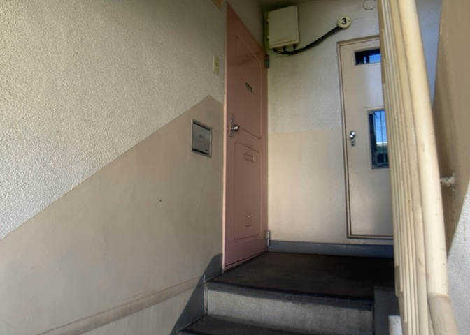 玄関は家の顔でもあり、家族以外の目にも止まる場所です。玄関は外との間を仕切る扉、靴などをしまっておく収納スペース、靴脱ぎのたたきスペース、来客とのやり取りをするドアホンなど複数のアイテムからなります。