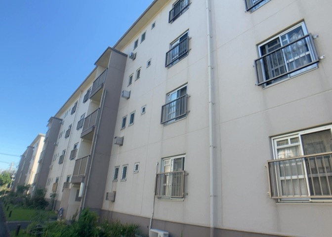 バルコニーは、室外の専用スペースのうち、「屋根がなく開放された空間」であるものを指します。ベランダより広いタイプのものが多く、日当たりもよいため家庭菜園などを楽しみたい人にとって適した環境となります。