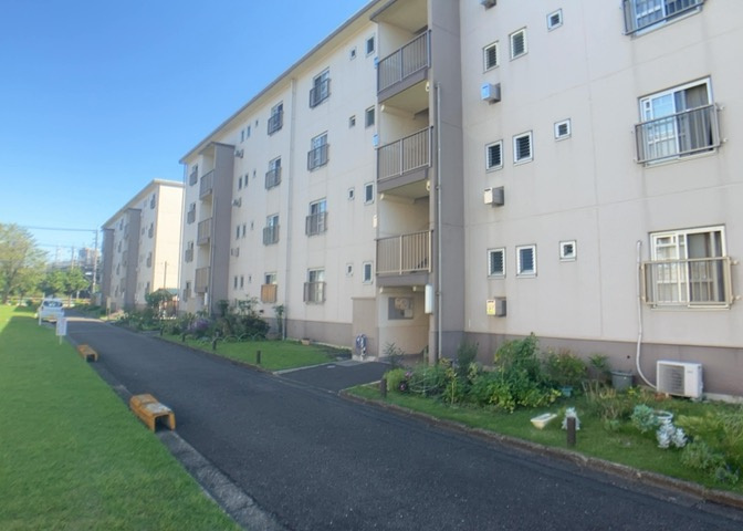 木造住宅とは土台、壁、柱など建築物の強度を支える構造体の材に木が使用されている構造を指します。構造体は建物の自重を支えるだけではなく風圧や水圧、積裁荷重などあらゆる衝撃に耐えるための基礎です。