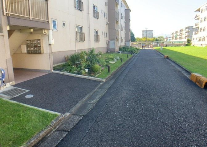 建物の基礎工事の方法は、主流となっているベタ基礎（防湿基礎）と布基礎の2種類に分類され、床下の通気性や耐久性などに違いがあります。建物の基礎部分の構造や付帯設備など詳細については現地でご確認ください。