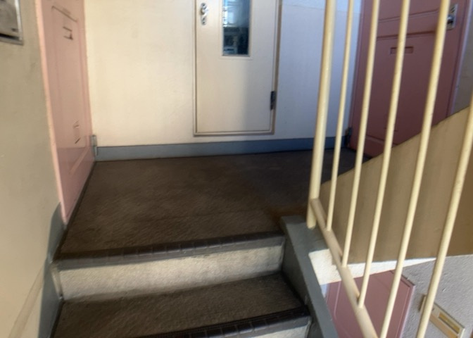 玄関ポーチにおいて最も重視すべきと言っても良いのが広さです。適切な広さの玄関ポーチでないと外見的なバランスは崩れてしまいますし、何より使いにくくなってしまいますので、現地で実際に下見をしてみましょう！